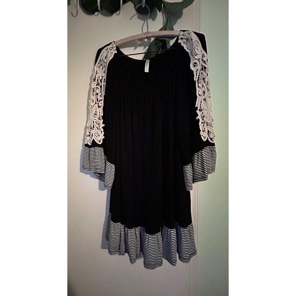 Emerald Women’s 1X Black Tunic Top Crochet Lace Sleeve Striped Hem Boho Peasant - Picture 2 of 11